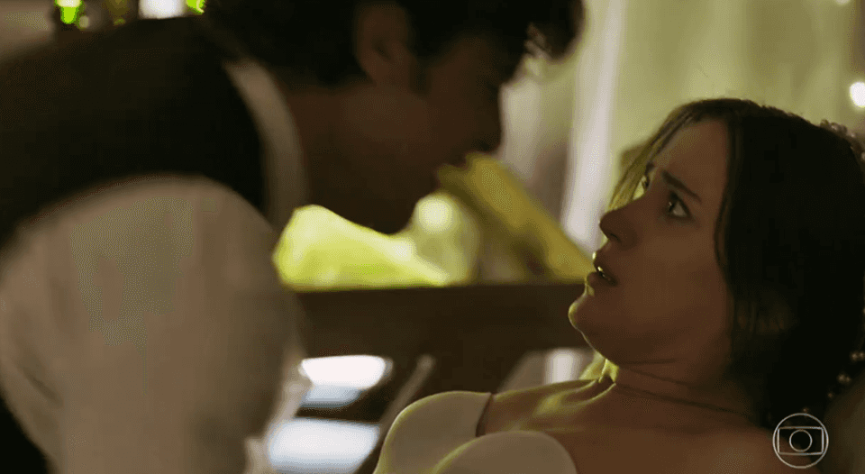 Gael (Sergio Guizé) violenta Clara (Bianca Bin). (Foto: Reprodução/Globo)