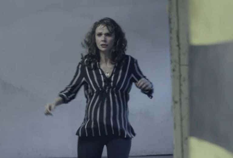 Irene fica encurralada e acaba caindo no buraco do elevador (Foto: TV Globo)