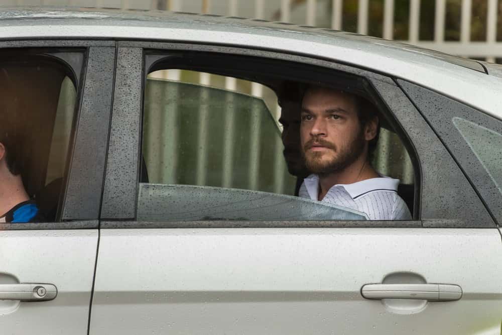 O bandido é levado para delegacia (Foto: César Alves/Globo)