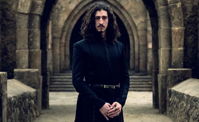 Rodolfo (Johnny Massaro) em Deus Salve o Rei (Foto: Globo/Ramón Vasconcelos)
