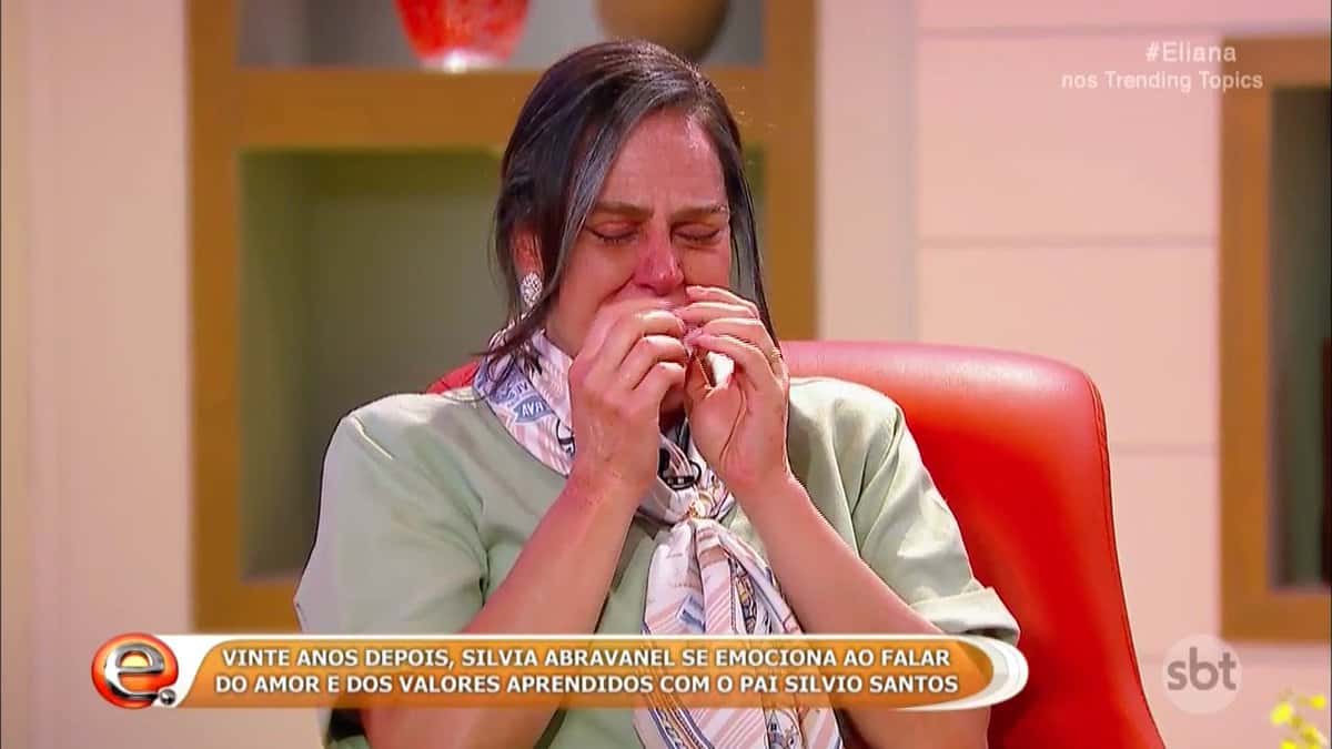 A apresentadora Silvia Abravanel emocionada com "morte" de Silvio Santos (Foto: Reprodução/SBT)