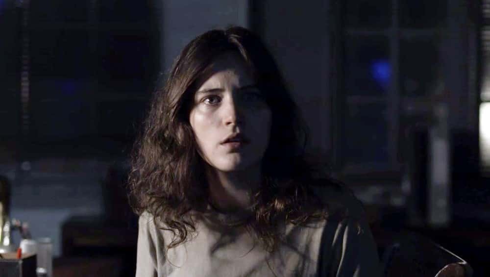 Clara fica estarrecida quando encontra Renato (Foto: TV Globo)