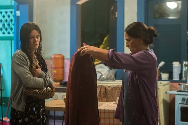 Duda (Gloria Pires) cuida de Clara (Bianca Bin) (Foto: Globo/Raquel Cunha)