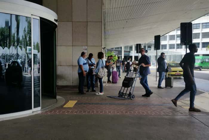 A apesentadora Glória Maria é multada em aeroporto do Rio de Janeiro. (Foto: O Dia)