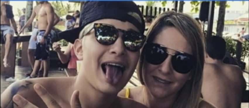 O cantor Mc Gui e mãe, Cláudia Castanheiras. (Foto: Reprodução)