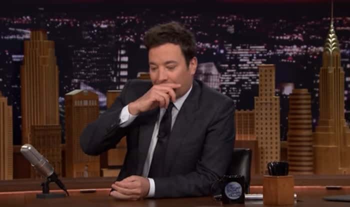 Jimmy Fallon se emociona ao homenagear a mãe no seu programa. (Foto: Reprodução/YouTube)