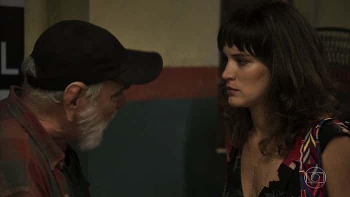 Josafá (Lima Duarte) e Clara (Bianca Bin) em cena de O Outro Lado do Paraíso (Foto: Reprodução/Globo)