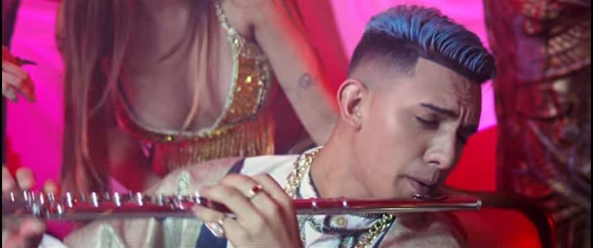 Mc Fiote canta o sucesso Bum Bum Tam Tam. (Foto: Reprodução/Youtube)