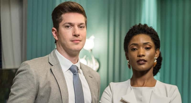 Raquel (Erika Januza) e Bruno ( Caio Paduan )