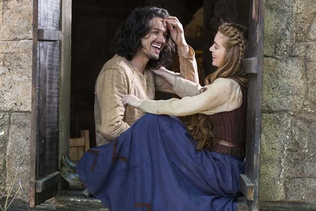 Afonso (Rômulo Estrela) e Amália (Marina Ruy Barbosa) em Deus Salve o Rei (Foto: Globo/Marília Cabral)