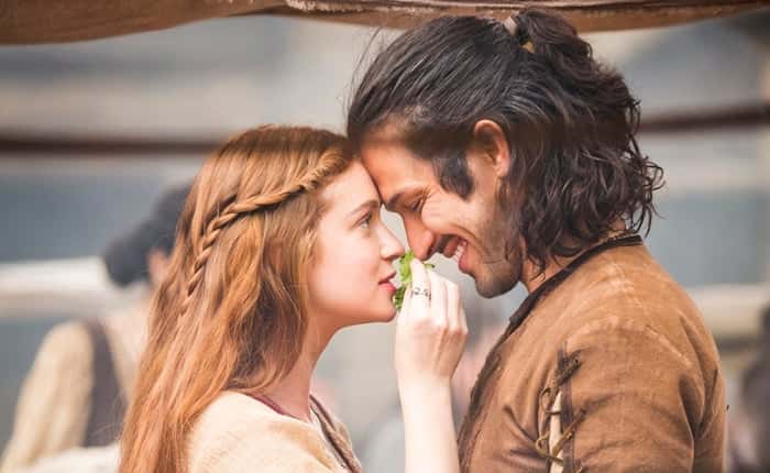 Amália (Marina Ruy Barbosa) e Afonso (Romulo Estrela) em Deus Salve o Rei (Foto: Globo/Marília Cabral)