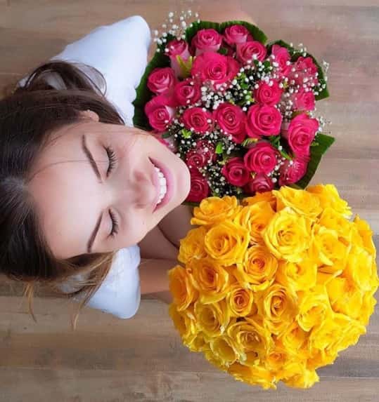 A atriz Camila Queiroz ganhou flores do noivo Klebber Toledo. (Foto: Reprodução/Instagram)