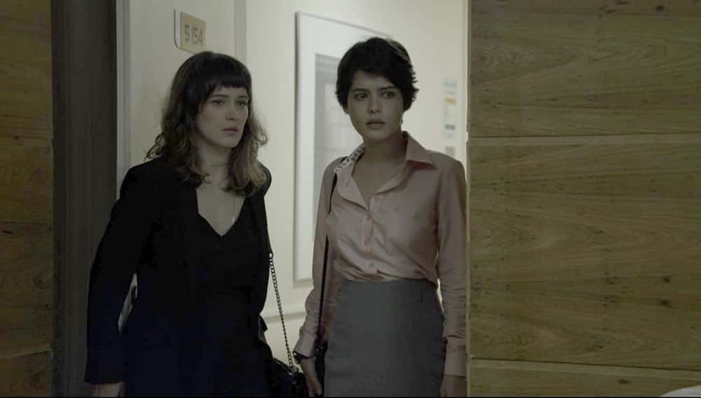 Clara conversa com Adriana em O Outro Lado do Paraíso. (Foto: TV Globo)