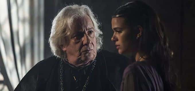 Augusto (Marco Nanini) e Catarina (Bruna Marquezine) em cena de Deus Salve o Rei
