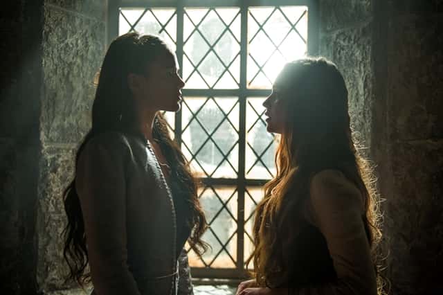 Catarina (Bruna Marquezine) e Amália (Marina Ruy Barbosa) em cena de Deus Salve o Rei (Foto: Globo/Raquel Cunha)