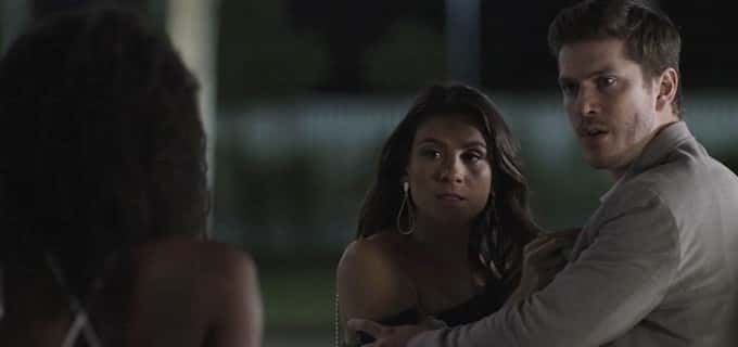 Raquel (Erika Januza) flagrou Tônia (Patrícia Elizardo) beijando Bruno (Caio Paduan).