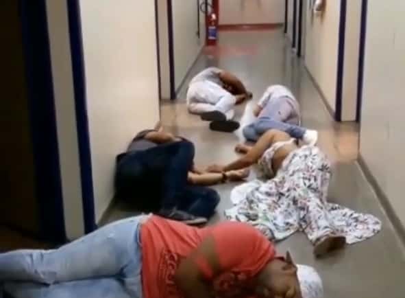 A atriz Viviane Araújo se joga no chão ao som de Jojo Todynho. (Foto: Reprodução)