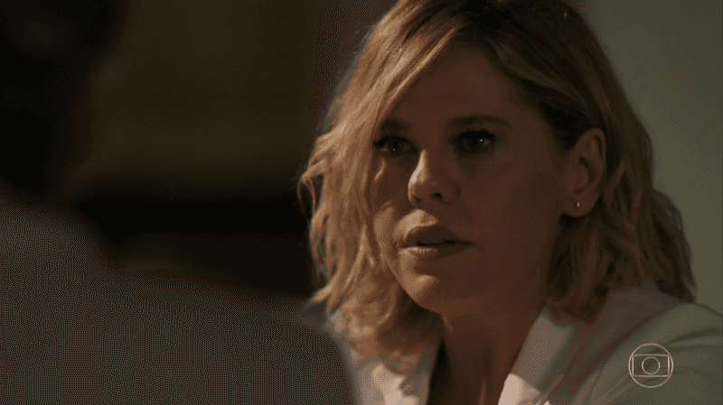 Jô (Bárbara Paz) em cena de O Outro Lado do Paraíso (Foto: Reprodução/Globo)