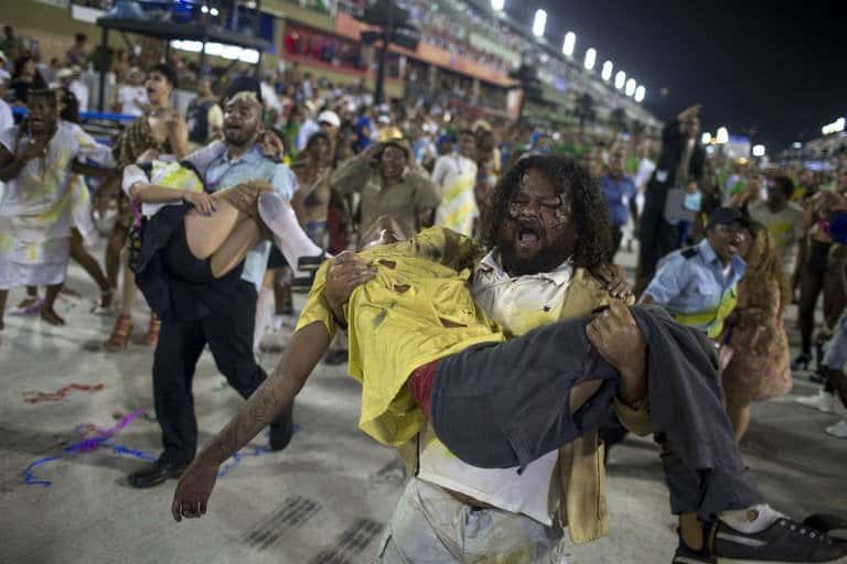 A violência no Rio de Janeiro foi um dos temas retratados pela Beija-Flor (Foto: Reprodução)