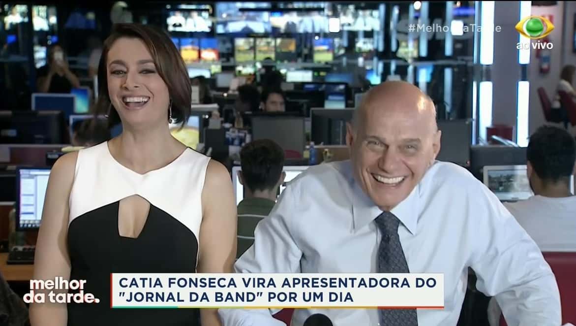 Catia Fonseca faz tour pela emissora e se diverte no jornalismo (Foto: Reprodução)