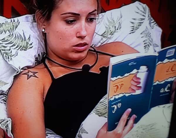 Jéssica lê livro de cabeça para baixo no BBB18. (Foto: Reprodução)
