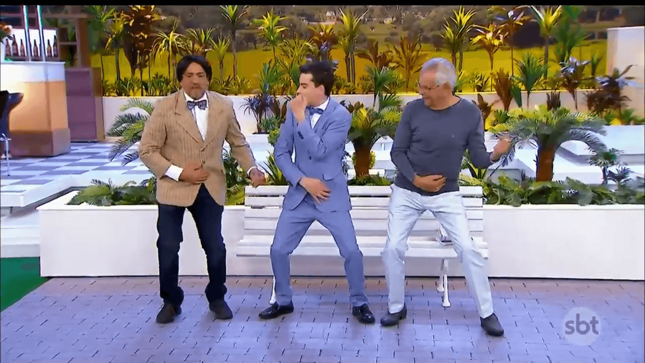 Dudu Camargo dança com Carlos Alberto no humorístico. (Foto: Reprodução)
