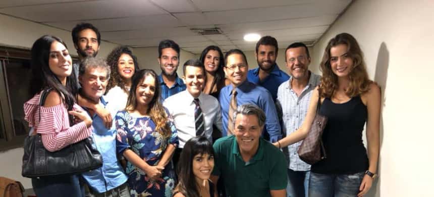 Elenco da Record vai à culto da Universal. (Foto: Por Sabrina Marques / Reprodução)