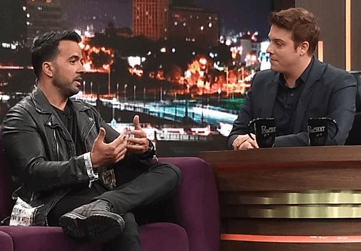 Luis Fonsi ao lado do apresentador Fábio Porchat. (Foto: Reprodução/Instagram)