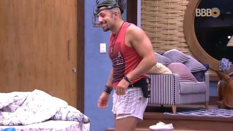 Kaysar e sua cueca rasgada (Foto: TV Globo)