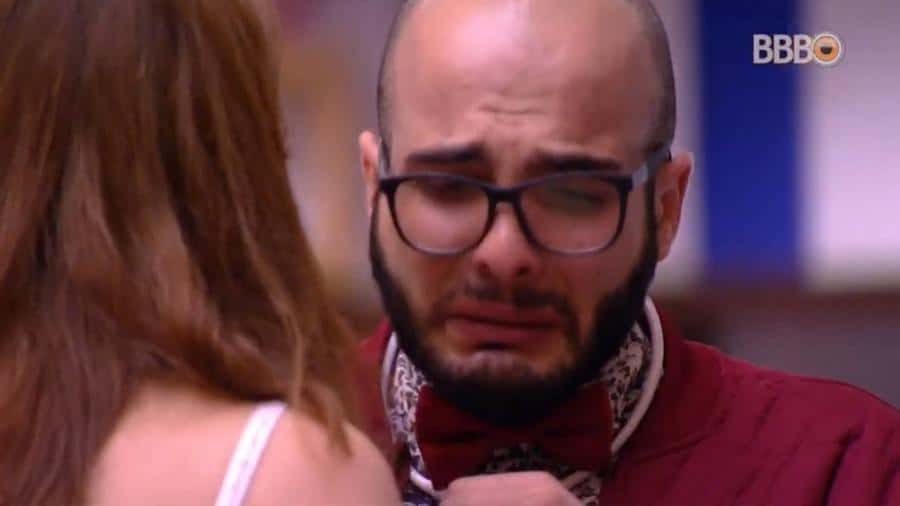 mahmoud-se-emociona-apos-ser-indicado-ao-sexto-paredao-1520219454115_v2_900x506