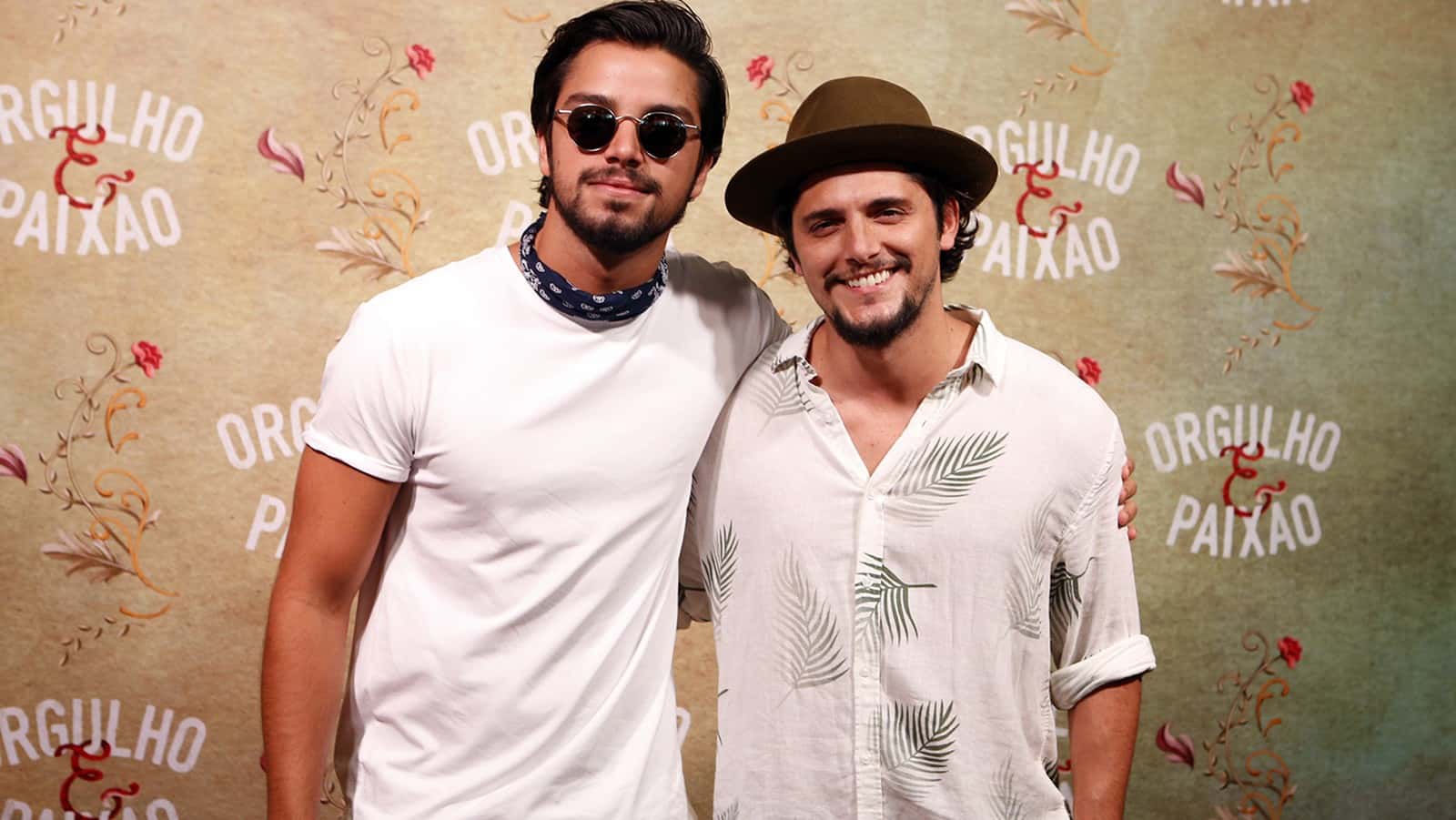 Rodrigo Simas e Bruno Gissoni juntos pela primeira vez em novela. (Foto: Divulgação/TV Globo)