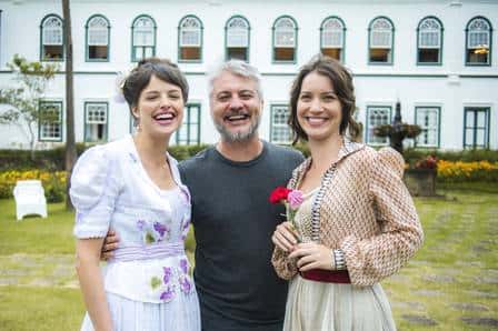 Ema (Agatha Moreira) e Elisabeta (Nathalia Dill) conversam sobre o baile. (Foto: Raquel Cunha/Rede Globo/Divulgação)
