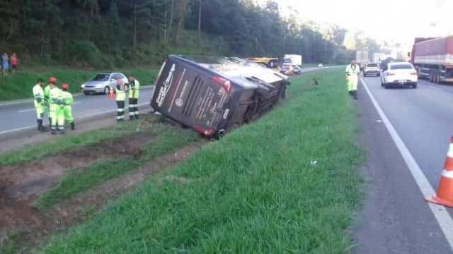 Ônibus da dupla sertaneja capotou na rodovia (Foto: Divulgação/PRF)