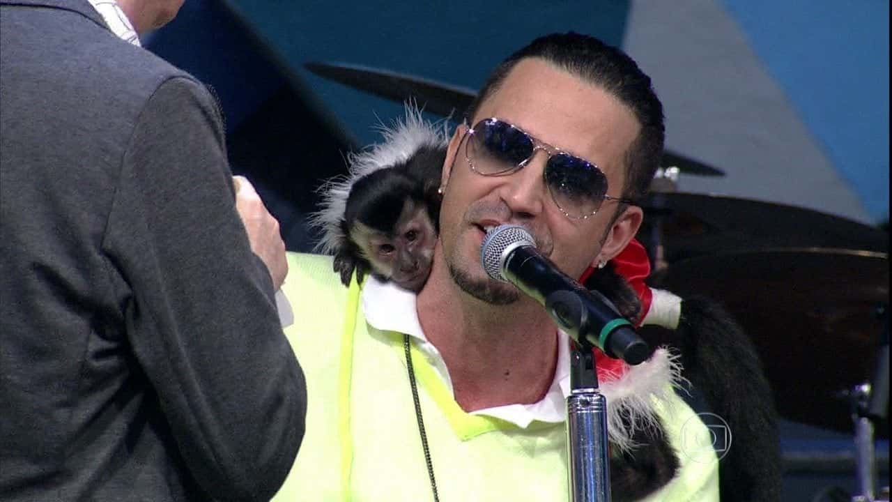 Latino e o gatinho (Foto: Reprodução)