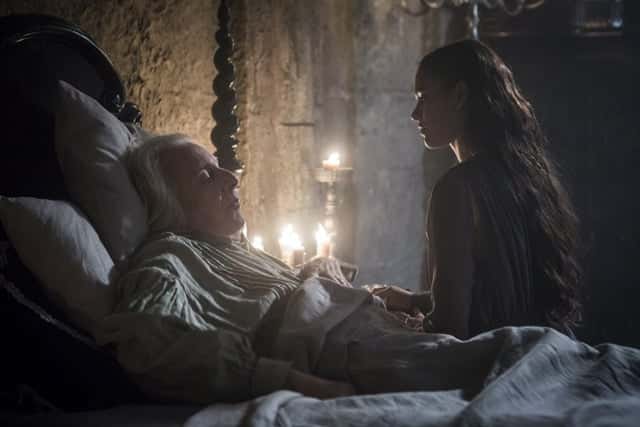 Augusto (Marco Nanini) e Catarina (Bruna Marquezine) em cena de Deus Salve o Rei (Foto: Artur Meninea/Globo)