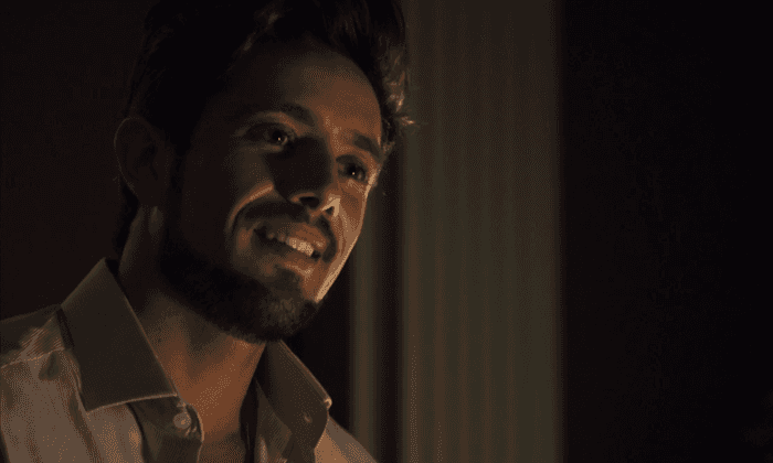 Renato (Rafael Cardoso) em cena de O Outro Lado do Paraíso (Foto: Reprodução/Globo)
