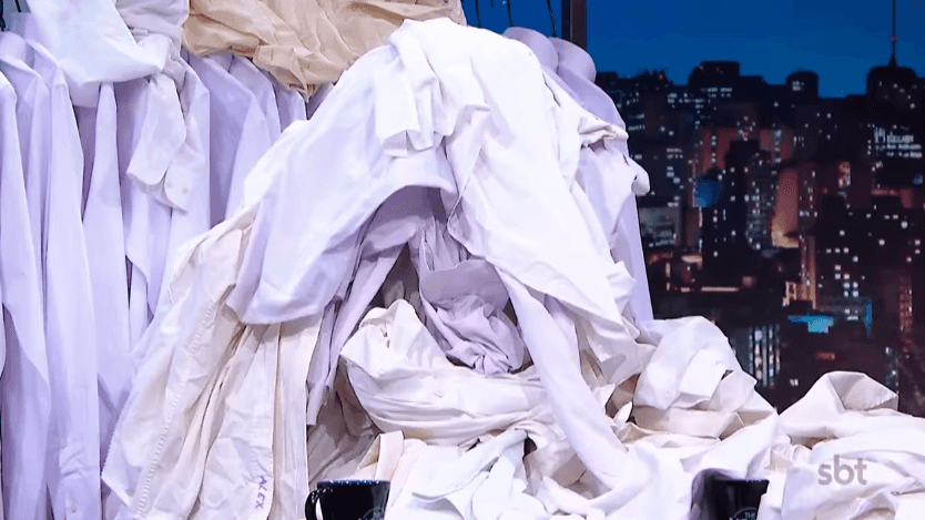 Chuca de camisas fazem Danilo Gentili desaparecer.(Foto: Reprodução/SBT)