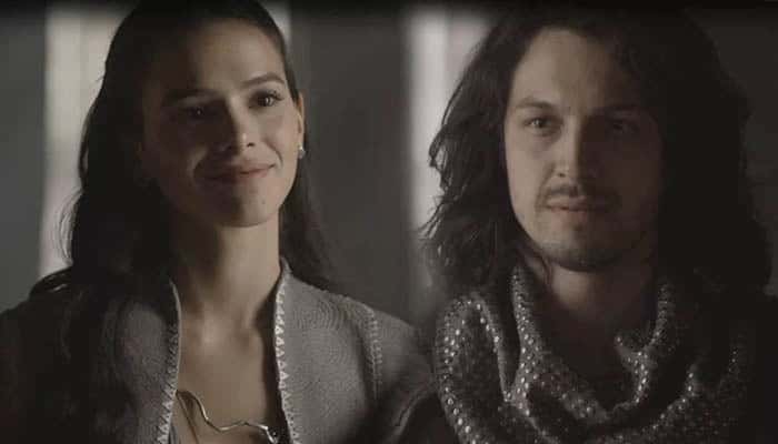 Catarina (Bruna Marquezine) e Afonso (Romulo Estrela) em cena de Deus Salve o Rei (Foto: Reprodução/Globo/Montagem)