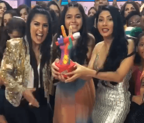 Simone e Simaria comemorando a vitória no The Voice Kids. (Foto: Reprodução)