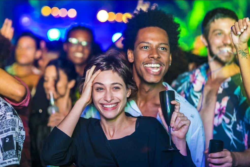 Manuela e o namorado no show de Luzia (Foto: Reprodução)