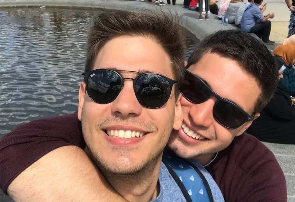 Pedro Figueiredo e o marido (Foto: Reprodução/Instagram)