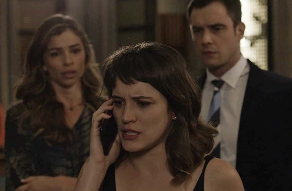 Clara (Bianca Bin) está vivendo com o sequestro de Tomaz, arquitetado por Renato (Rafael Cardoso).