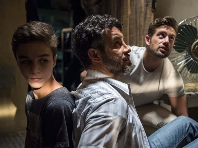 Tomaz (Vitor Figueiredo) e Juvenal (Anderson di Rizzi) sob a mira de Renato (Rafael Cardoso) (Foto: Globo/Estevam Avellar)