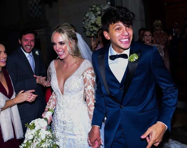 Tata Estaniecki e Júlio Cocielo em seu casamento (Foto: Leo Franco / Agnews)