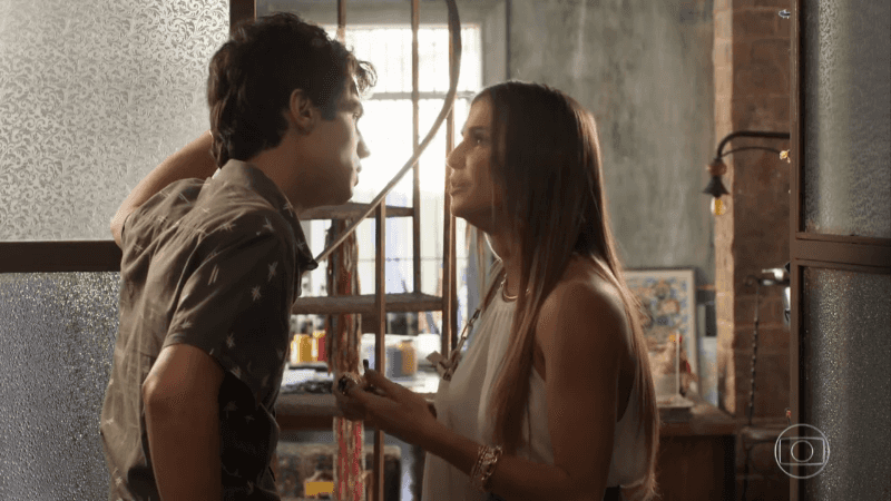 Valentim (Danilo Mesquita) e Karola (Deborah Secco) em cena de Segundo Sol (Foto: Reprodução/Globo)