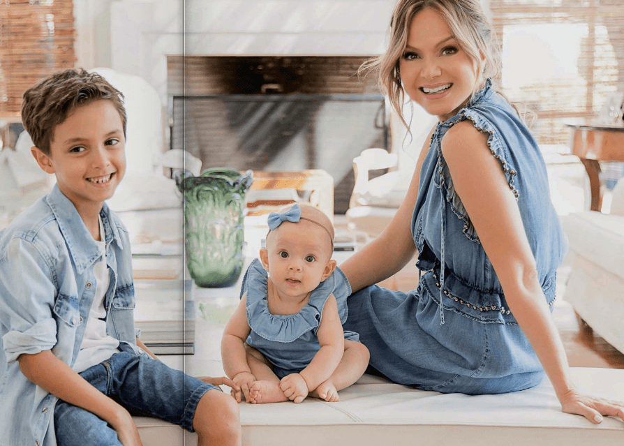 Arthur, Manuela e a apresentadora Eliana (Foto: Reprodução - Revista Caras)