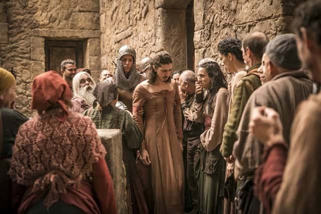 Rodolfo (Johnny Massaro) é levado pelos guardas em cena de Deus Salve o Rei (Foto: Globo/João Miguel Júnior)