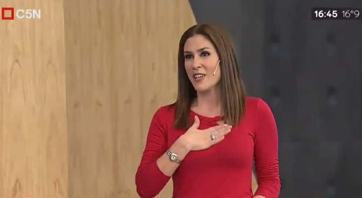 Apresentadora de telejornal fica surpresa com comemoração de colegas por gol da Argentina. (Foto: Reprodução/Twitter)