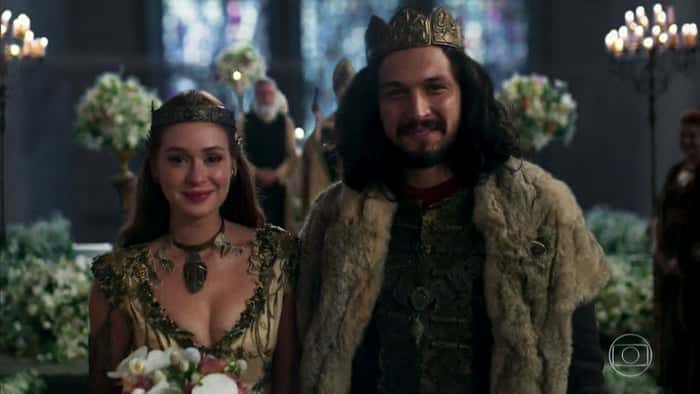 Amália (Marina Ruy Barbosa) e Afonso (Romulo Estrela) em cena do último capítulo de Deus Salve o Rei (Foto: Reprodução/Globo)