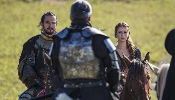 Afonso (Romulo Estrela) e Amália (Marina Ruy Barbosa) em cena de Deus Salve o Rei (Foto: Artur Meninea/Globo)